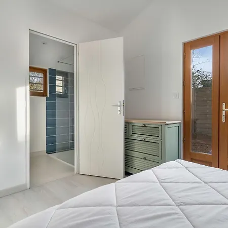 Holiday home Maison Avec Dependance Pour 11 A 800m De La La Plaine-sur-Mer