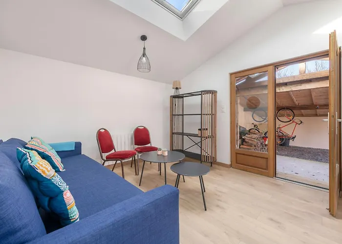 Prázdninový dům Maison Avec Dependance Pour 11 A 800m De La